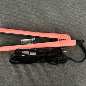 Amika Coral straightener